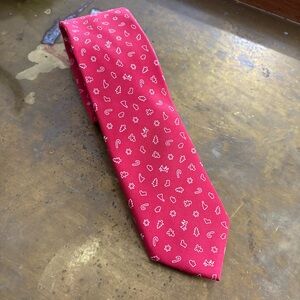 Tommy Hilfiger Tie Red Christmas 100% Silk 56.5” X  2.75” Narrow Tree Candy Cane